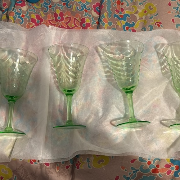 Vintage Green Stem Wine Glasses uranium set Of 4 - Picture 3 of 4
